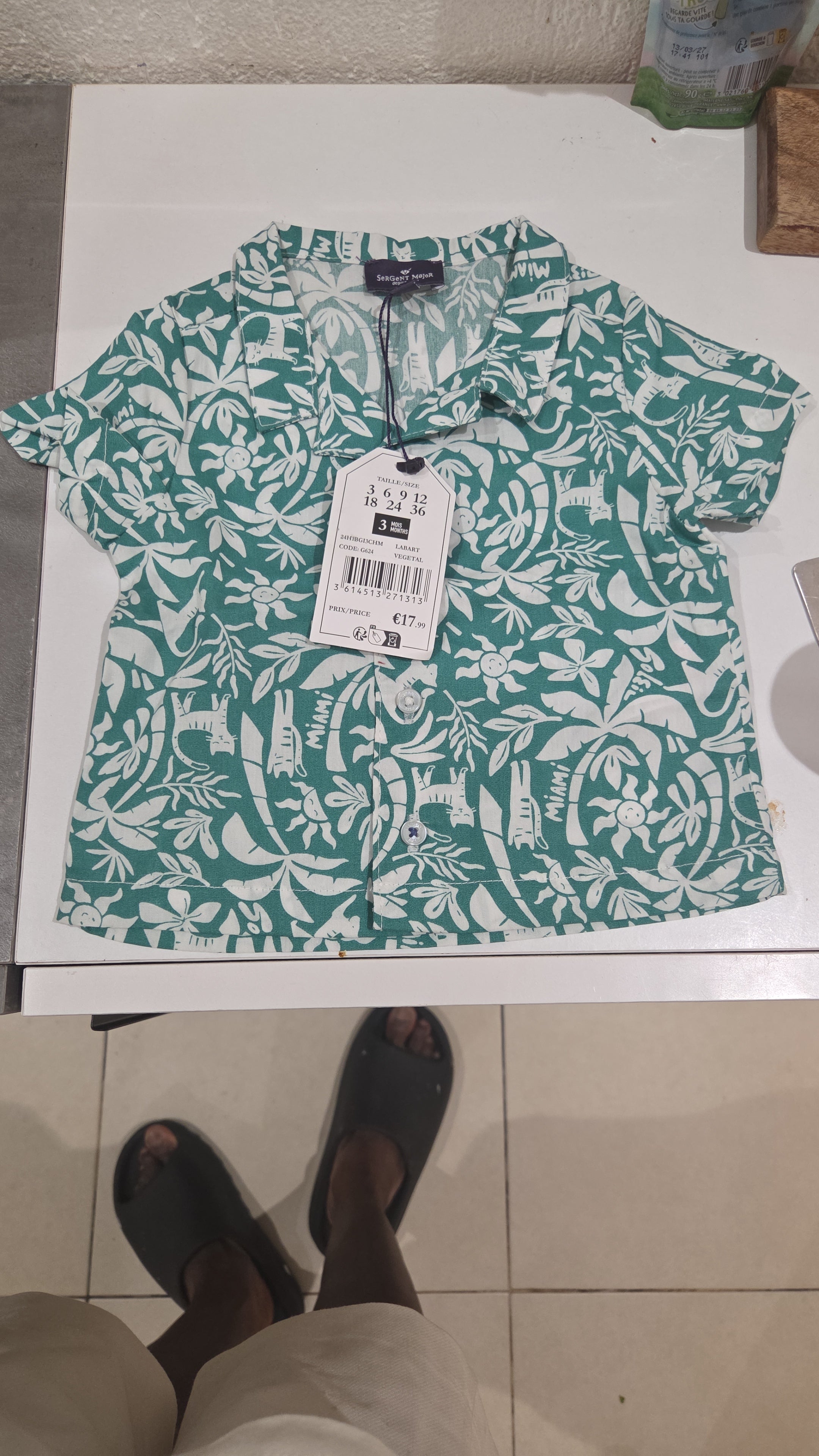 Chemise manches courtes bébé garçon Sergent Major. 
Taille : 3 mois / 60cm selon étiquette  
État : NEUVE avec étiquette - Prix magasin 17,99€
Matière : Coton, col cubain, boutons
Motif : Tropical vert "Miami" palmiers + animaux

Super pour été, vacances,
